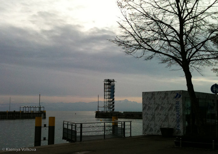 Порт, по ту сторону Боденского озера виднеются швейцарские предальпийские горы. Фридрихсхафен, Германия