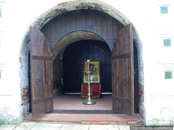 Древние святые врата  — самое древнее строение обители (1658 г., зодчий Ю. Яршов), сохранившееся со времени начала каменного строительства и оказавшиеся из-за перестроек внутри монастырской ограды. Рыбное, Россия