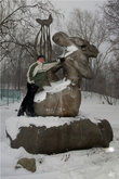 Не могу спокойно видеть мерзнущую женщину))))