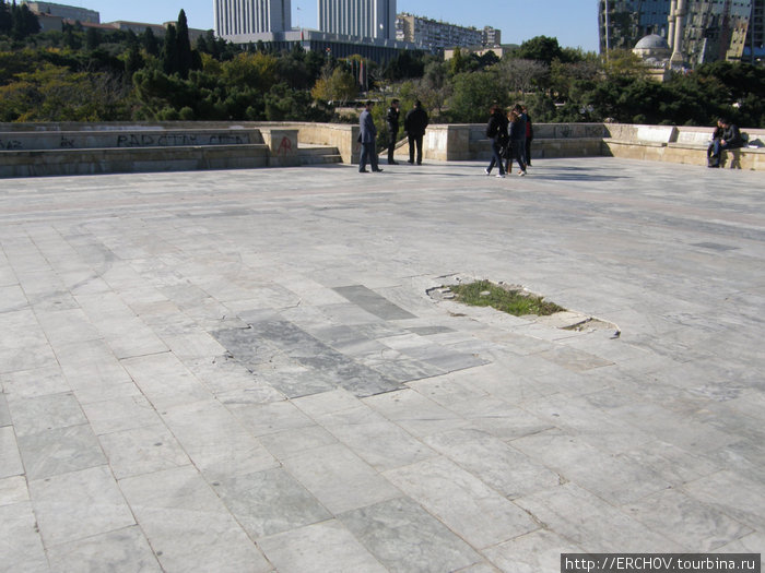 Здесь раньше стоят огромный памятник С.М.Кирову. Земля немного провалена. Баку, Азербайджан