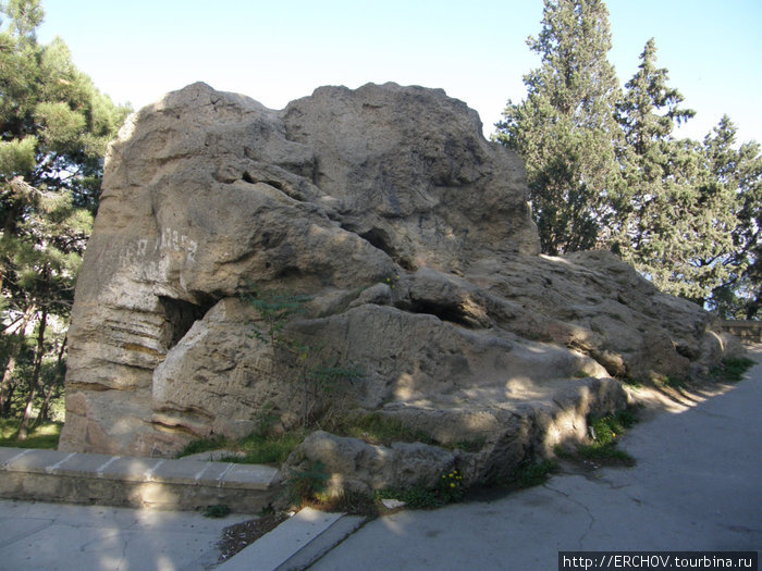 Священный камень. Он пережил на этом месте  правителей, ханов и безбожников. Баку, Азербайджан