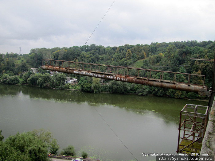 Мост удерживается вантами, переброшенными через два 70-метровых пилона над Тетеревом на высоте более 40 метров. Житомир, Украина