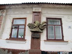 Дом, где родился в ноябре 1836 года польский революционер Ярослав Домбровский. Мне понравилась на стене дому памятная доска с барельефом.