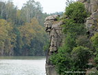 Скала из серого гранита имеет ширину 120 м и высоту 30 м над уровнем водохранилища.