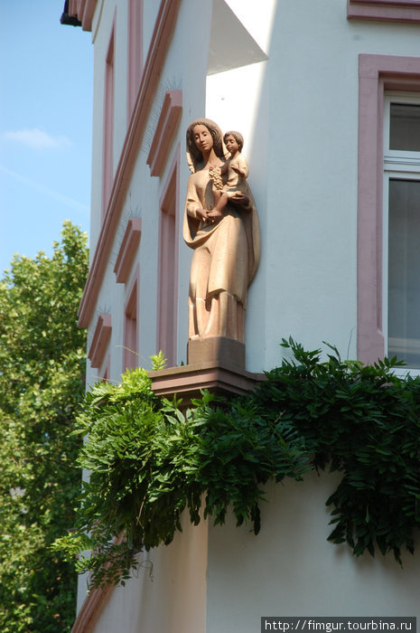 Украшение здания.Богоматерь с Младенцем. Майнц, Германия
