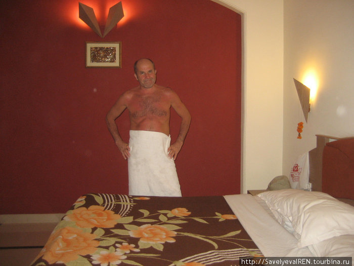 Просторный номер, роскошная кровать, множество светильников... Кольва, Индия