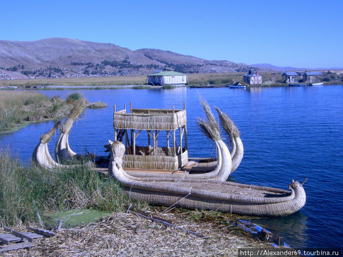 Острова Урос. Местный флот. Из тростника, естественно. Как, впрочем и все остальное Озеро Титикака, Перу