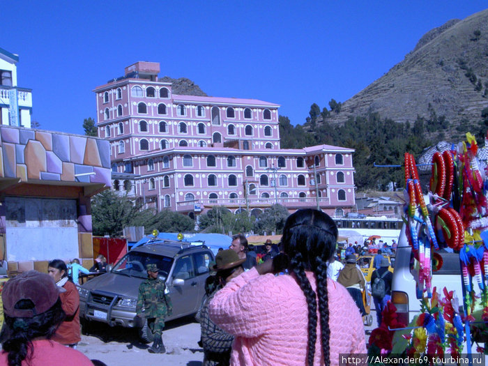 Боливия, Копакабана, городок на противоположной стороне озера. В этой гостинице перед отплытием на остров, оставили все крупные вещи. И зачем-то спальники Озеро Титикака, Перу