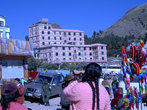 Боливия, Копакабана, городок на противоположной стороне озера. В этой гостинице перед отплытием на остров, оставили все крупные вещи. И зачем-то спальники