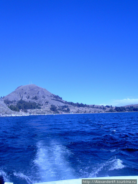 Покидаем Копакабану. Как и во многих перуанских и боливийских городах, на самом высоком месте города водружен крест. Озеро Титикака, Перу