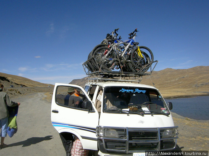 Этот микрик доставил нас и велики из Ла Паса к старту 70-ти километрового спуска, называемого просто и без затей — дорога смерти (camino de muerte по-боливийски) Озеро Титикака, Перу