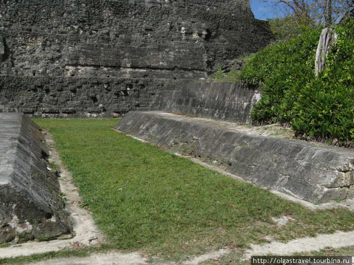 Футбольное поле древних Майя (а вы помните размеры футбольного поля в Чичен-Ице...) Тикаль Национальный Парк, Гватемала
