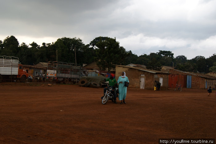 смотрят на небо — если дождь застанет в лодке, мало не придется Энтеббе, Уганда
