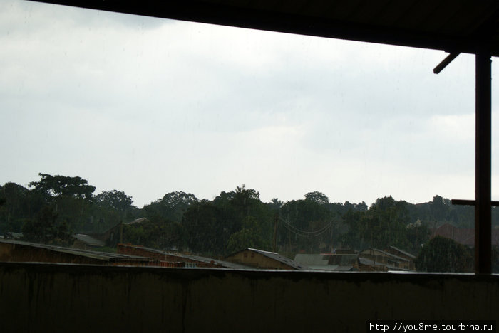 дождь идет Энтеббе, Уганда