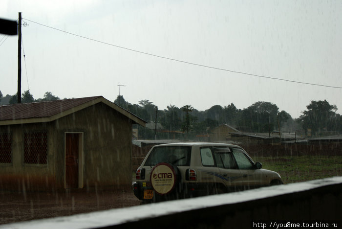 машина под дождем Энтеббе, Уганда