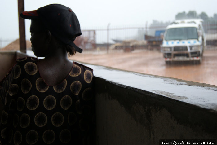 под дождем Энтеббе, Уганда