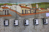 Рисунки домов города над городскими телефонами, в какой дом будете звонить?
