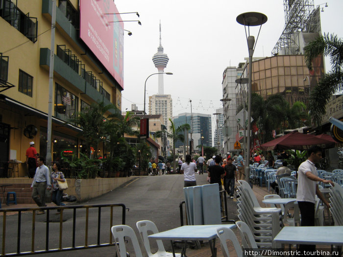 На заднем плане Menara Tower Куала-Лумпур, Малайзия
