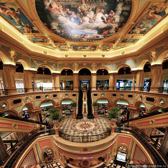 Холл, расположенный в центре казино. Макао