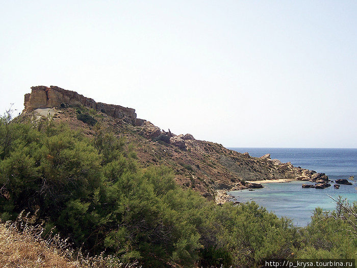 По мере приближения к скале нужно проделать путь по тропинке Айн Туффиха, Мальта