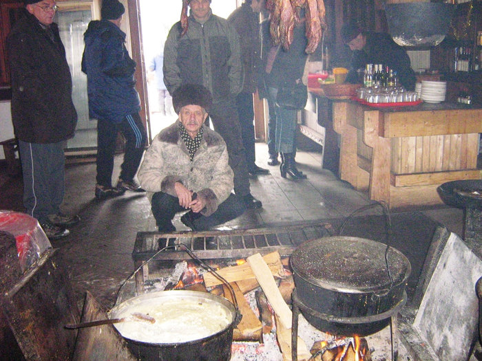 Действующий ресторанчик, предлагающий чачу и грог. Рица Реликтовый Национальный Парк, Абхазия