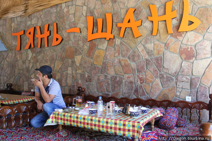 Топчаны в кафе Тянь-Шань, покушал- можешь и полежать Узбекистан