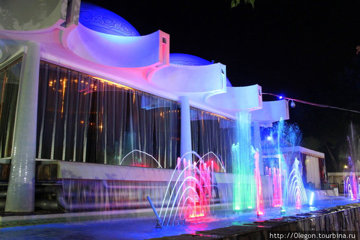 Цветные поющие фонтаны в ташкентском ресторане Узбекистан