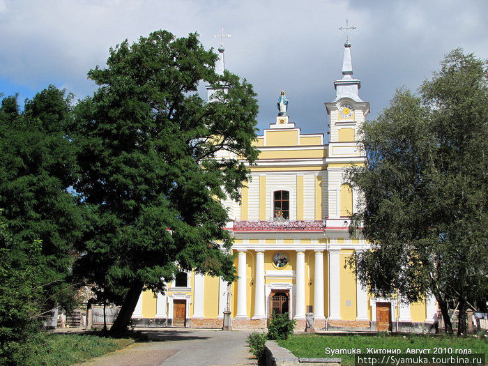 Кафедральный костел Св. Софии на Замковой площади — самый величественный  и значимый из католических храмов в городе. Житомир, Украина