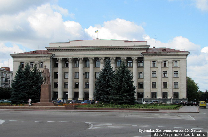 Памятник В. Ленину и бывшее здание областного комитета КП на Соборной площади. Житомир, Украина