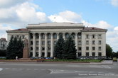 Памятник В. Ленину и бывшее здание областного комитета КП на Соборной площади.