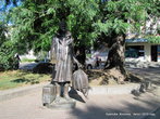 Памятник Лариосику — персонажу Белой гвардии Михаила Булгакова.