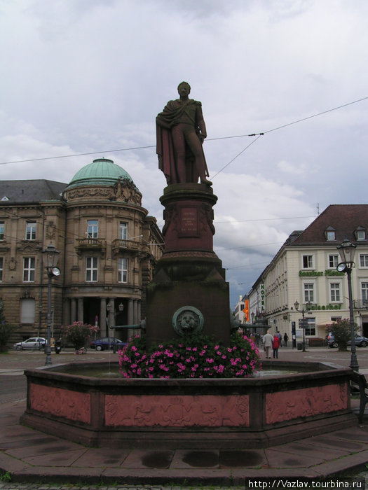 Памятник-фонтан на площади Карлсруэ, Германия