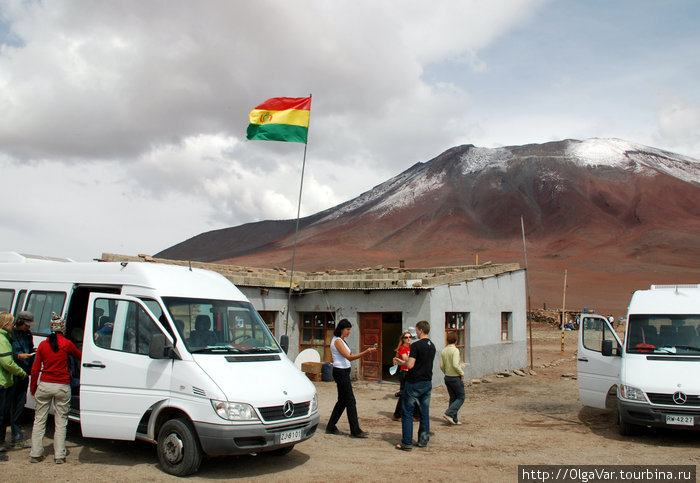 Чилийско-боливийская граница на перевале
на фоне вулкана Ликанкабур Уюни, Боливия