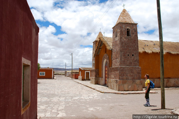 На пустынных улицах Хатум-Пукара Уюни, Боливия