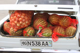 В России из магазина выносят сумку, а в Узбекистане с базара уезжают вот так! В этой чудесной стране не принять покупать фрукты по двести, триста грамм, там покупают не меньше чем по два килограмма...