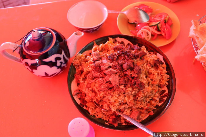 Ляган с пловом, салат из свежих овощей и чай- что ещё надо? Ташкент, Узбекистан
