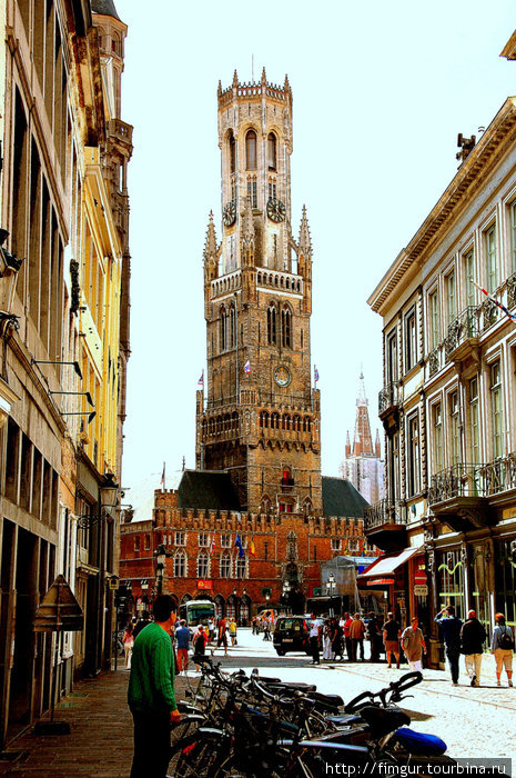Городская ратуша на Рыночной площади.Сторожевая башня и колокольня Беффруа-символ мужества и стойкости горожан Брюгге, Бельгия