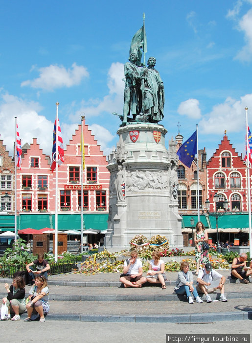 Памятник Питеру Конику-старшине цеха ткачей и Иоанну Брейделю-старшине цеха мясников на Рыночной площади г.Брюгге Брюгге, Бельгия