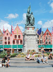 Памятник Питеру Конику-старшине цеха ткачей и Иоанну Брейделю-старшине цеха мясников на Рыночной площади г.Брюгге