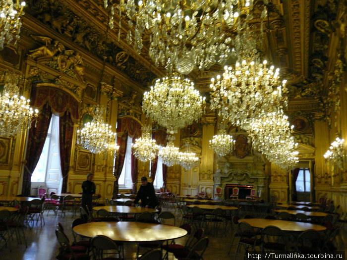 В этом зале проходят всевозможные собрания. Самая большая люстра весит 1 тонну. Лион, Франция