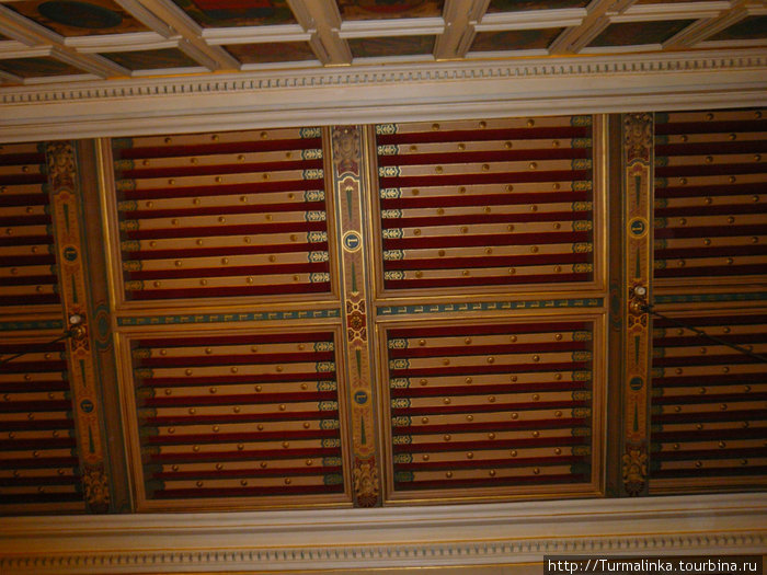 А это то, что называется французский потолок: большие балки и маленькие балки поперек. Лион, Франция