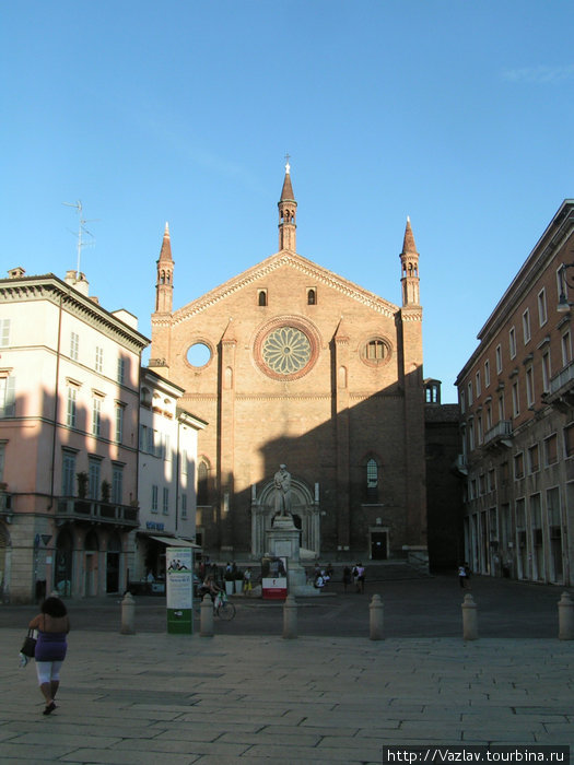 Вид на церковь Пьяченца, Италия