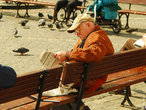 Пенсионер читает Речь Посполитая.