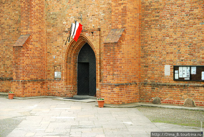 На этой фотографии траурные ленты над входом в костел. Варшава, Польша