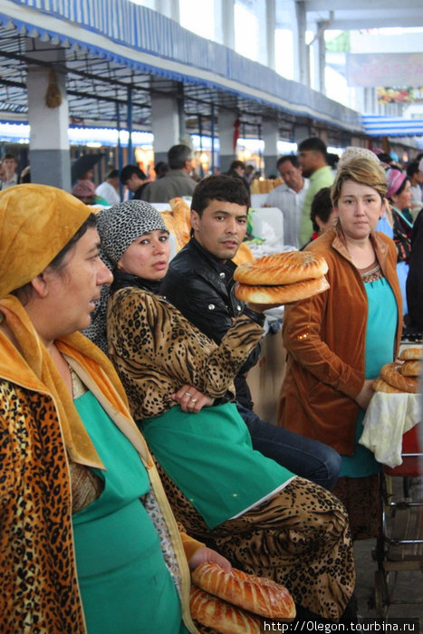 В руках душистый узбекский хлеб- лепёшки Узбекистан
