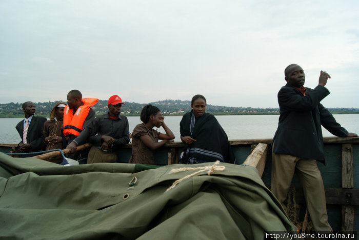 никому не хочется быть на дне лодки, лучше уж висеть на бортах Энтеббе, Уганда