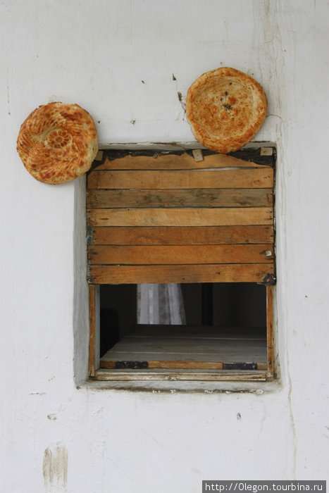 Лепёшки прибили к стене гвоздями- за окном стоит тандыр, откуда появляются на свет эти хлебобулочные изделия Узбекистан