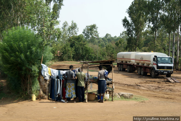 лоток с товарами у дороги Кисуму, Кения