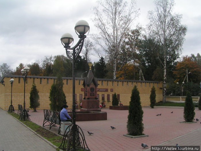 Памятник и прилегающее пространство. на заднем плане видны плиты с именами погибших горожан Колтуши, Россия