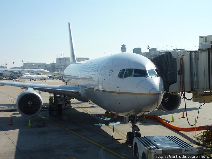Снимок через окно терминала — наш самолет готов к приему пассажиров. Хьюстон, CША